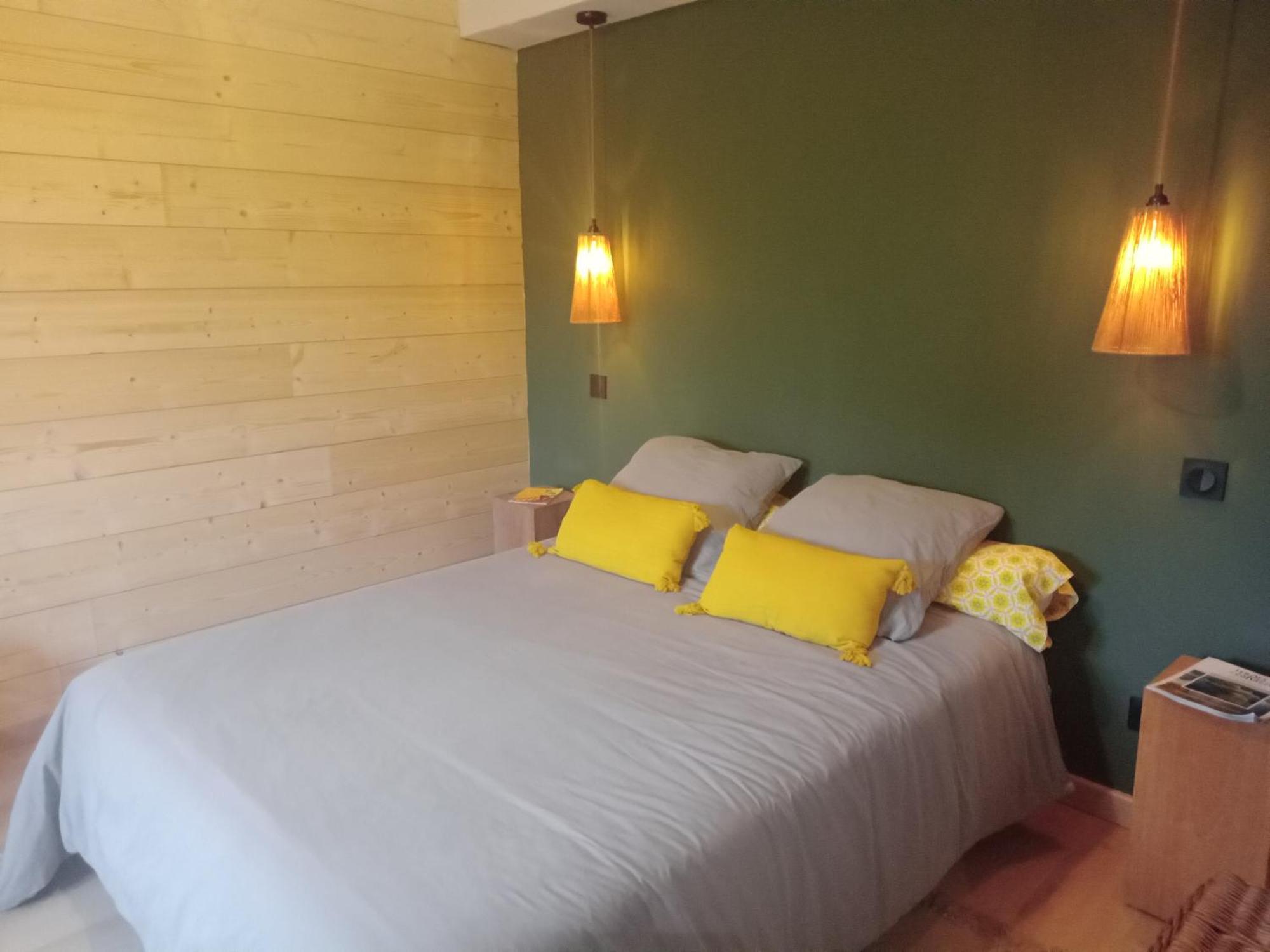 Le 28 Bed & Breakfast Uzerche Bagian luar foto