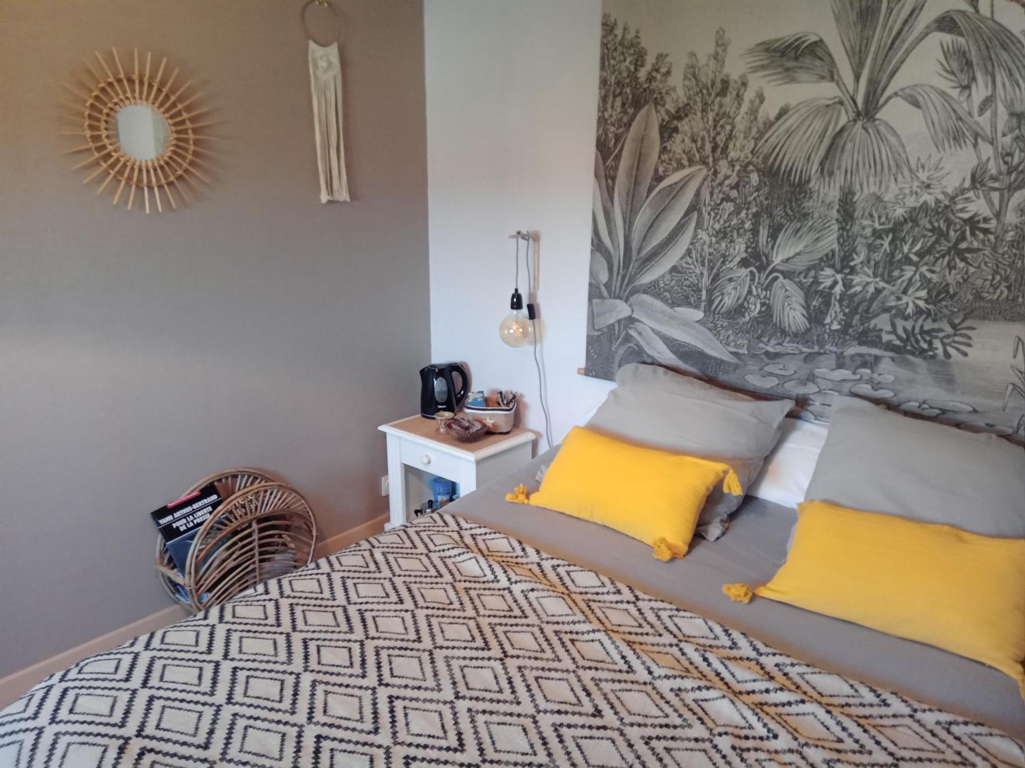 Le 28 Bed & Breakfast Uzerche Bagian luar foto